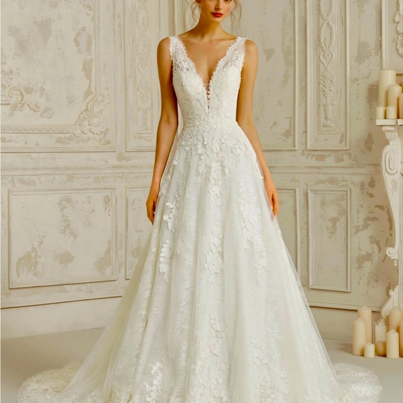 Brand new wedding gown by Pronovias! - Picture 1 of 12